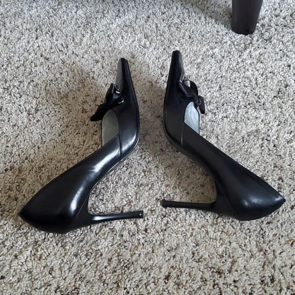 BCBG 8 1/2 black heels - Picture 7 of 11